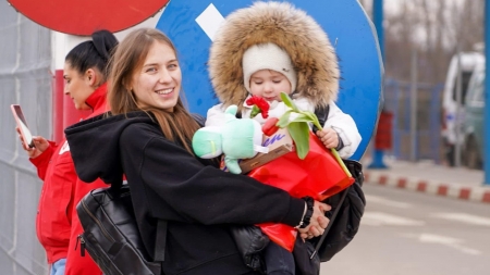 Acum este timpul fraternității: În județul Maramureș în prezent un exercițiu de solidaritate maximă! Flori oferite de 8 martie! Tone de ajutoare către Ucraina!