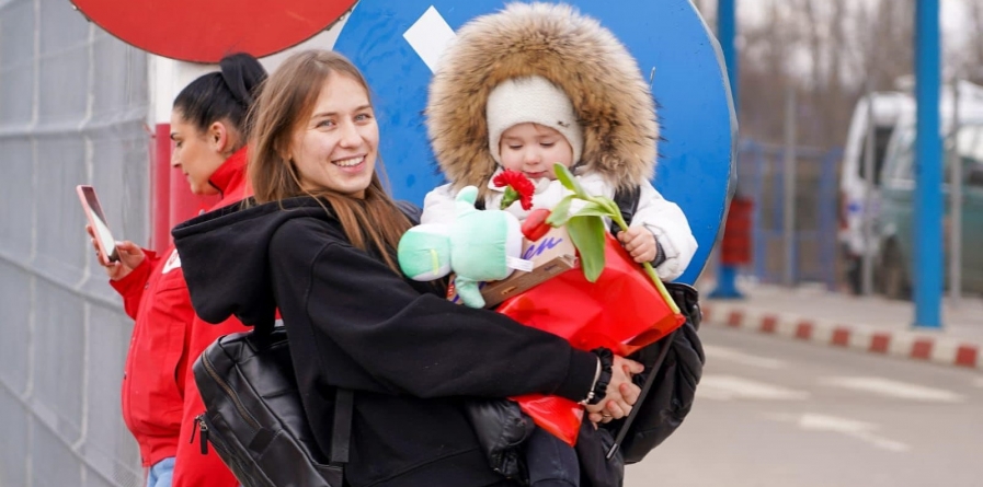 Acum este timpul fraternității: În județul Maramureș în prezent un exercițiu de solidaritate maximă! Flori oferite de 8 martie! Tone de ajutoare către Ucraina!