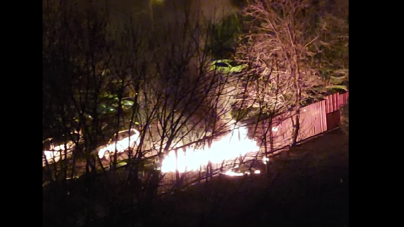 Azi-noapte, în Baia Mare: Mai multe pubele au fost aprinse; Focul a distrus și trei autoturisme parcate în zonă