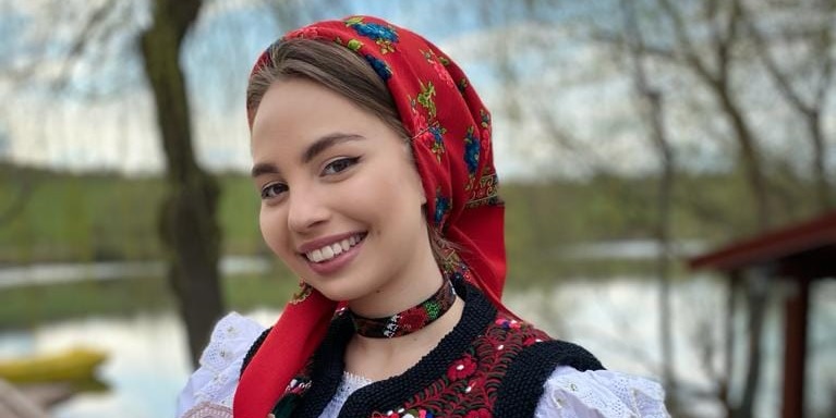 Tineri talentați la noi: Iasmina Lăzăroi, artistă din Maramureș, va participa la „Vedeta Populară”, la TVR 1. Ea are 17 ani! Ar vrea să fie marea câștigătoare!