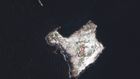 Imagine din satelit cu Insula Șerpilor: Clădirile sunt avariate, o navă rusă de debarcare e ancorată în apropiere