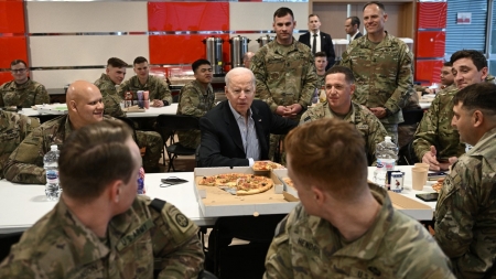 Joe Biden a mâncat pizza și și-a făcut selfie cu militarii americani din Polonia