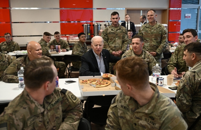 Joe Biden a mâncat pizza și și-a făcut selfie cu militarii americani din Polonia