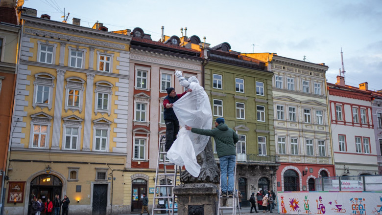 Ruşii au bombardat o bază în regiunea Liov, la 25 de kilometri de graniţa cu Polonia