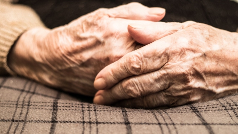 Tâlhărie în Baia Mare: O femeie de 82 de ani a fost trântită la pământ, iar geanta i-a fost luată