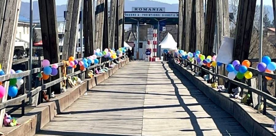 Aici la momentul potrivit: La frontiera Maramureșului unei femei din Ucraina i-au salvat viața doi pompieri paramedici. Ea era pur și simplu extenuată de drum!
