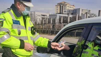 Misiune specială: Șoferițele au primit mărțișoare de la polițiștii maramureșeni
