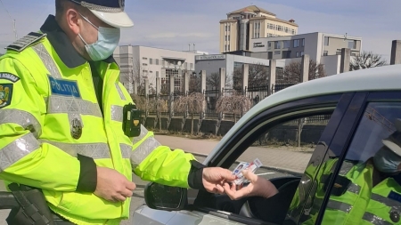 Misiune specială: Șoferițele au primit mărțișoare de la polițiștii maramureșeni