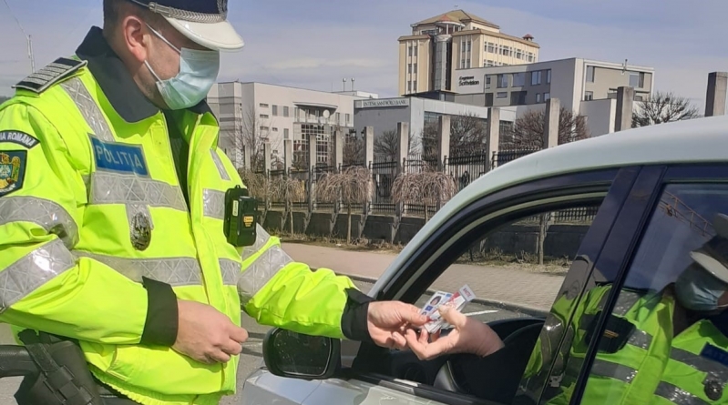 Misiune specială: Șoferițele au primit mărțișoare de la polițiștii maramureșeni