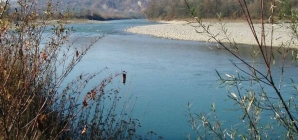 Cercetări ale polițiștilor în cazul unui bărbat găsit mort pe malul Tisei