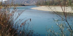 Cercetări ale polițiștilor în cazul unui bărbat găsit mort pe malul Tisei