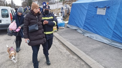 Povestea impresionantă a Mariei: Cu un copil de mână, unul în pântece, un câine și un rucsac în spate, a fugit din calea războiului
