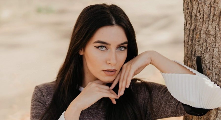 Când creativitea se recompensează: Renata Mihaly, artistă din Maramureș, a expus acum lucrările speciale, la Romanian Fashion Week, ediția 2023!