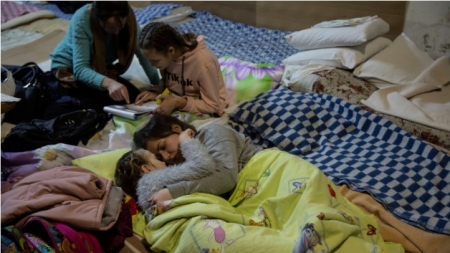 Copiii internați în cel mai mare spital de pediatrie din Kiev au fost mutați la subsol pentru a fi feriți de bombardamente