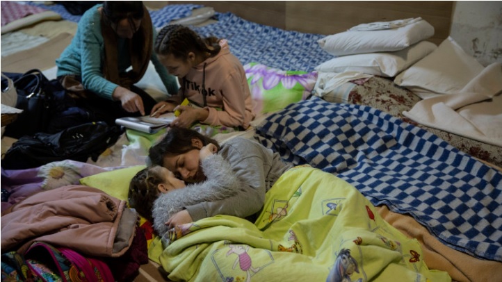 Copiii internați în cel mai mare spital de pediatrie din Kiev au fost mutați la subsol pentru a fi feriți de bombardamente