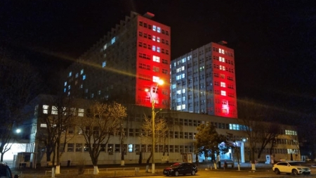 Spitalul Județean Baia Mare a fost iluminat în roșu pentru a marca Ziua Mondială de Luptă împotriva Tuberculozei