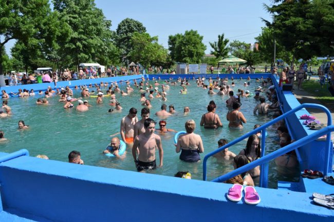 Caz în țara noastră: Originar din Maramureș, un bărbat care obișnuia să filmeze fetițe, la ștrandurile din Satu Mare și Bihor, a ajuns acum în arest preventiv!