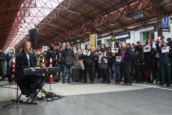 Moment impresionant: Artistul internațional Tom Odell a cântat în Gara de Nord pentru refugiații ucraineni