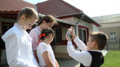 Tradiția care te întinerește: În tot Maramureșul se menține un obicei de sfânta sărbătoare! ”Stropitul” fetelor, deși datină agrară, este a doua zi a Paștelui!