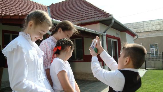 Tradiția care te întinerește: În tot Maramureșul se menține un obicei de sfânta sărbătoare! ”Stropitul” fetelor, deși datină agrară, este a doua zi a Paștelui!