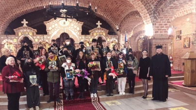 Catedrala Episcopală din Baia Mare găzduiește expoziția „Icoana pe sticlă, legătura spirituală între tinerii greci și români” (FOTO)