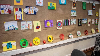 „Comori din satul bunicilor”: Lucrări realizate de copii din Baia Mare, expuse la Muzeul de Etnografie și Artă Populară Maramureș