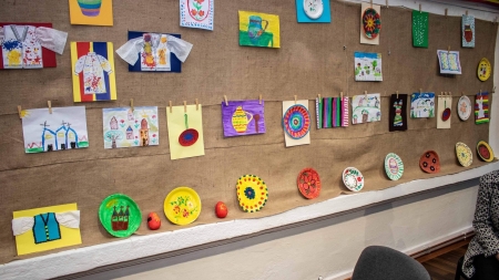 „Comori din satul bunicilor”: Lucrări realizate de copii din Baia Mare, expuse la Muzeul de Etnografie și Artă Populară Maramureș