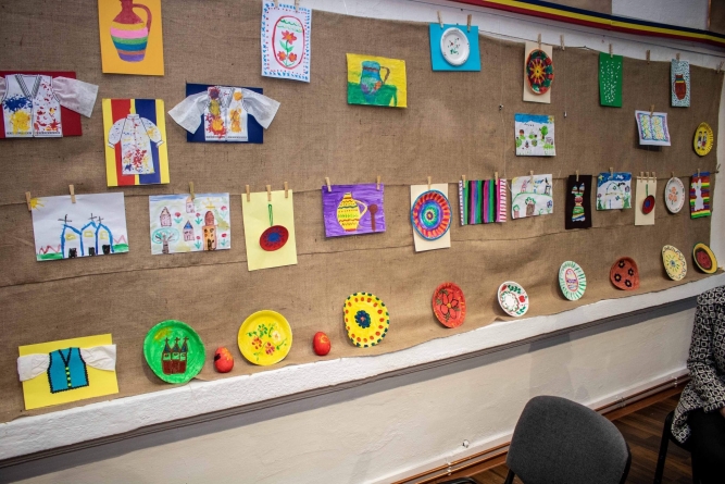 „Comori din satul bunicilor”: Lucrări realizate de copii din Baia Mare, expuse la Muzeul de Etnografie și Artă Populară Maramureș