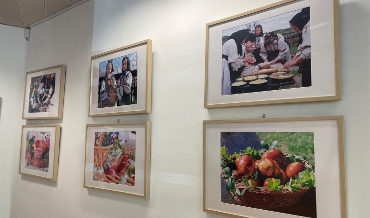 Expoziția de fotografie ”Paște în Maramureș – Întoarcere la Tradiții” a fost inaugurată la Secția Consulară din cadrul Ambasadei României în Regatul Belgiei
