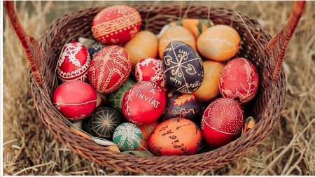 Pentru copii, la Muzeul de Etnografie: Atelier de împistrit ouă, folosind tehnicile tradiționale