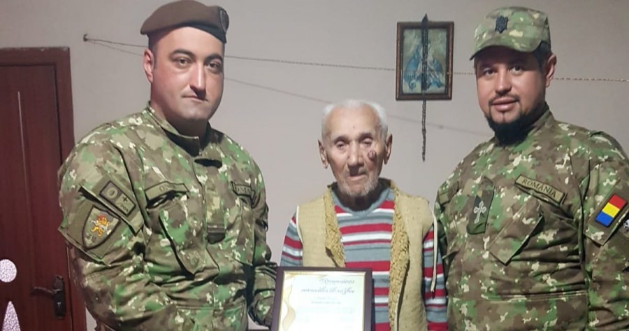 Cu prilejul Zilei Veteranilor de Război: Militarii maramureșeni au distribuit cadouri tuturor veteranilor de război din județ
