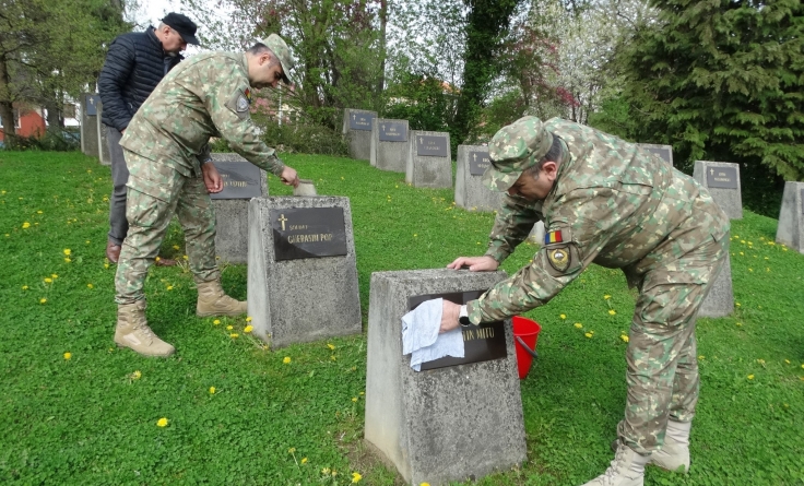 Recunoștință pentru jertfa înaintașilor: Militarii maramureșeni au curățat mormintele eroilor din Parcul municipal „Regina Maria”