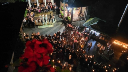Praznic: Lume multă la Mănăstirea Rohia în Noaptea de Înviere (FOTO)