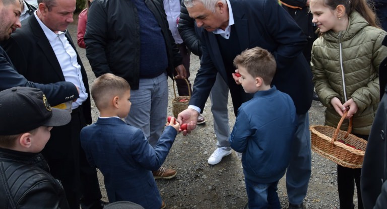 Rânduială frumoasă de sărbători: În orașul maramureșean Seini tradiția de 100 ani este atracție locală. Ciocota care are loc pe strada Boci!