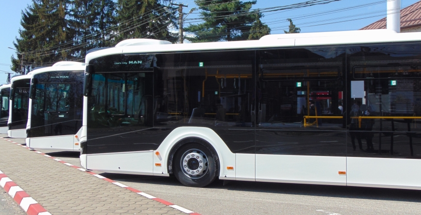 Patru autobuze hybrid s-au dat în folosință în Tăuții Măgherăuș