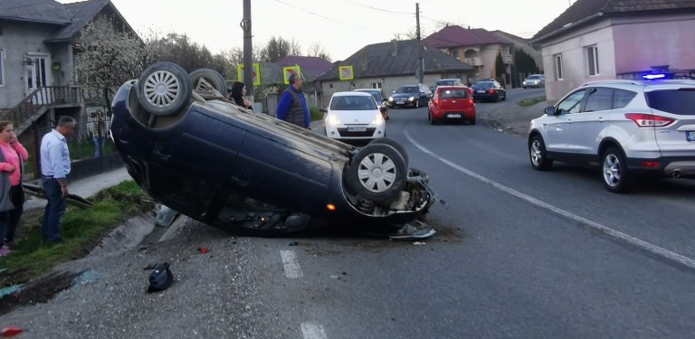 Calea către arest preventiv: În județul Maramureș un bărbat s-a dat cu mașina personală peste cap chiar în ziua de Paști. Câtă alcoolemie avea? Este un record!