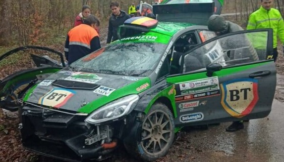 Intervenție pe culmile Prelucilor: La Raliul Maramureșului mașină implicată în accident! Sunt campionii naționali Marișca și Itu. Copilotul a ajuns la Urgență!