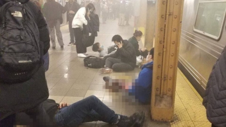 Atac armat la metroul din New York. 16 răniți, atacatorul a fugit