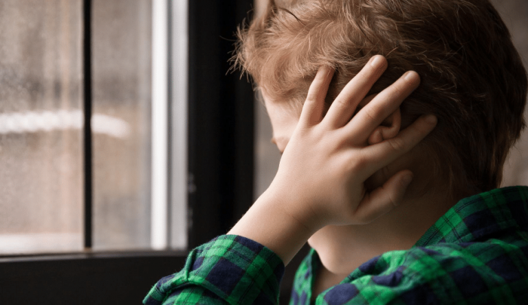 Ziua Internațională de Conștientizare a Autismului: „Suntem ca în Vestul Sălbatic la capitolul terapie pentru copiii cu autism”, este semnalul de alarmă tras de un părinte din Baia Mare