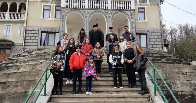 Rugăciunea în viața mea: Copiii parohiei băimărene centrale Sfântul Iosif Mărturisitorul și sfințenia ținutului maramureșean! În pelerinaj la Mănăstirea Rohia!