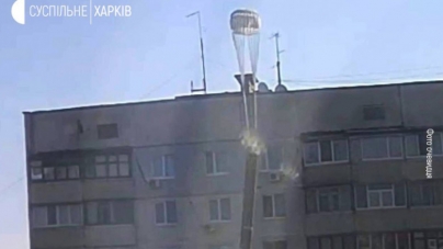 Primarul din Harkov susține că rușii aruncă în oraș bombe cu parașută