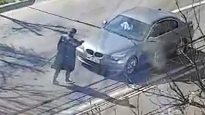 Groază în mijlocul municipiului: În Baia Mare lângă Bisericuța din Lemn un tânăr maramureșean a semănat panică spărgând cu o bară metalică mașinile din trafic!