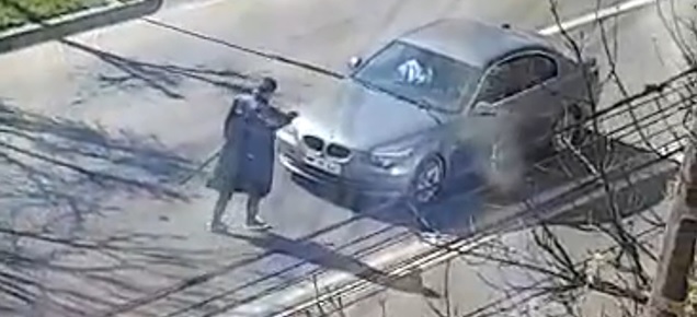 Groază în mijlocul municipiului: În Baia Mare lângă Bisericuța din Lemn un tânăr maramureșean a semănat panică spărgând cu o bară metalică mașinile din trafic!
