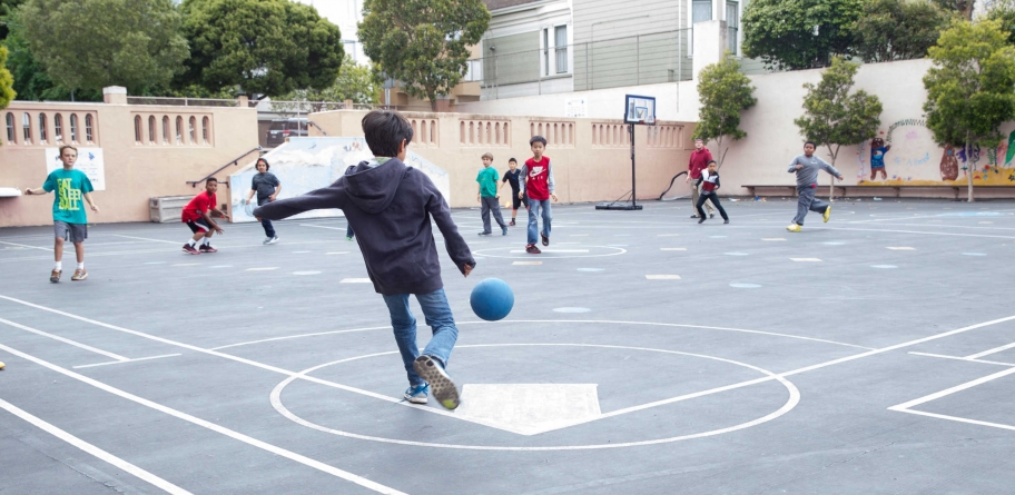 La noi se poate: Accesul la terenurile de sport care sunt în curțile școlilor este strict interzis! Verdictul dat, în țara noastră, de CCR!