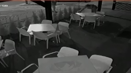 S-a întâmplat în oraș: În Baia Mare doi tineri fără scaune la cap și-au achiziționat două de la o terasă din municipiu! Ce solicită în prezent administratorul!