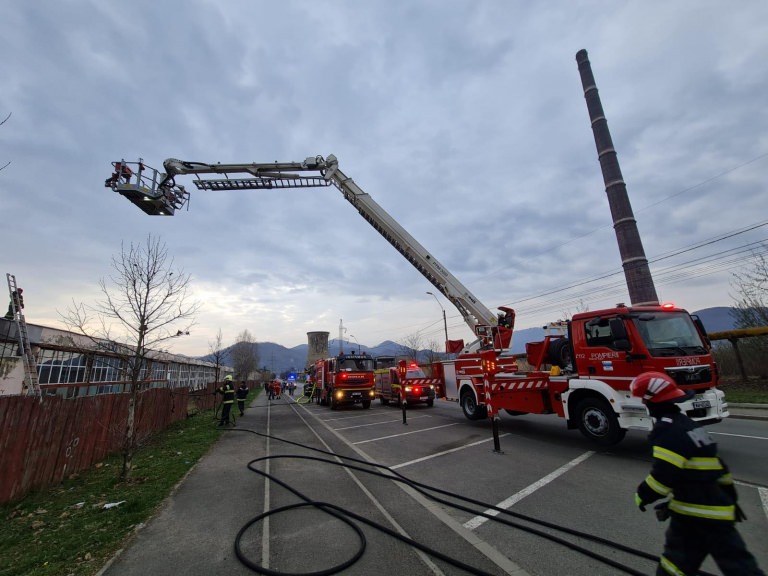Alertă la marginea orașului: În Baia Mare s-a acționat pentru a stinge flăcările care au cuprins acoperișurile a două hale pe Electrolizei!