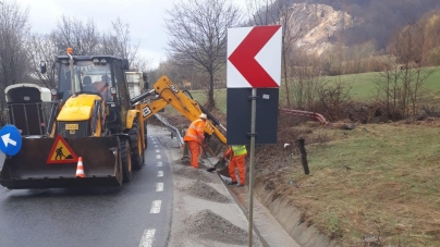 Curățenie de primăvară și lucrări de asfaltare pe drumurile din Maramureș