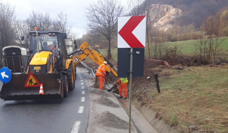 Curățenie de primăvară și lucrări de asfaltare pe drumurile din Maramureș