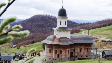 Episcopia Maramureșului și Sătmarului vine cu clarificări privind cazul de la Mănăstirea Petrova, în care starețul este acuzat că a agresat sexual o ucraineană