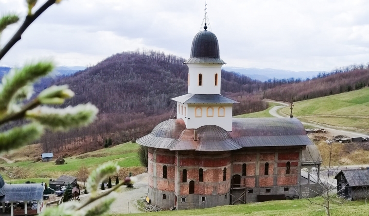 Episcopia Maramureșului și Sătmarului vine cu clarificări privind cazul de la Mănăstirea Petrova, în care starețul este acuzat că a agresat sexual o ucraineană